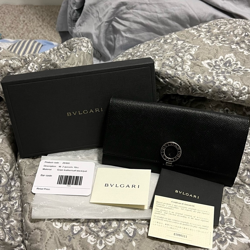 🔥🔥🔥SOLD🔥🔥🔥Authentic Bvlgari Long Wallet Leather with Authenticity Card
